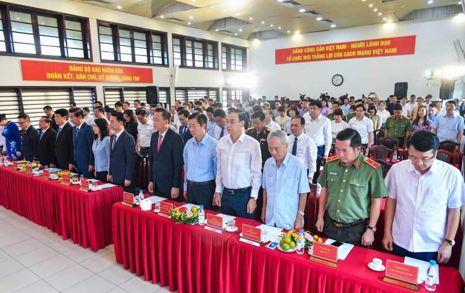 C&aacute;c đồng ch&iacute; l&atilde;nh đạo Đảng, Nh&agrave; nước, c&aacute;c đại biểu, kh&aacute;ch mời d&agrave;nh một ph&uacute;t mặc niệm tưởng nhớ Tổng B&iacute; thư Nguyễn Ph&uacute; Trọng.