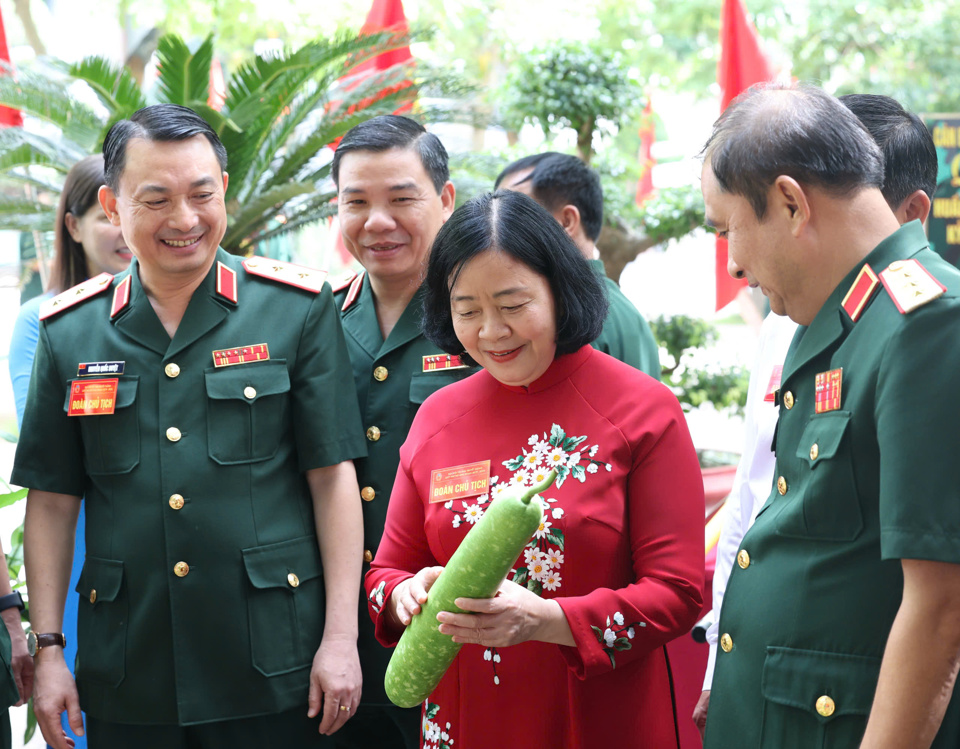 B&iacute; thư Th&agrave;nh ủy H&agrave; Nội B&ugrave;i Thị Minh Ho&agrave;i - B&iacute; thư Đảng ủy Bộ Tư lệnh Thủ đ&ocirc; tham quan gian h&agrave;ng trưng b&agrave;y c&aacute;c sản phẩm của lực lượng vũ trang Thủ đ&ocirc;.