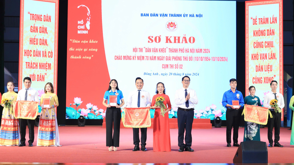 Ph&oacute; Trưởng ban Thường trực Ban D&acirc;n vận Th&agrave;nh ủy Vũ H&agrave; trao Giải Nhất cho đội thi huyện Đ&ocirc;ng Anh.