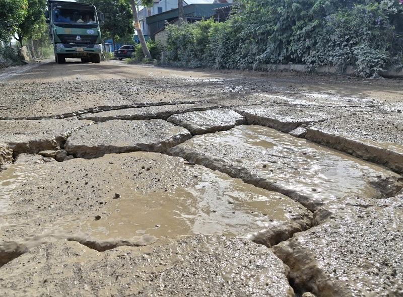 Đường b&ecirc; t&ocirc;ng bị xe tải chở đất băm n&aacute;t nham nhỡ, g&acirc;y kh&oacute; khăn, nguy hiểm cho c&aacute;c phương tiện tham gia giao th&ocirc;ng