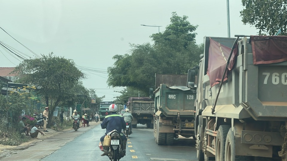 Xe chở vật liệu chạy th&agrave;nh từng đo&agrave;n g&acirc;y kh&oacute; khăn cho c&aacute;c phương tiện giao th&ocirc;ng kh&aacute;c.