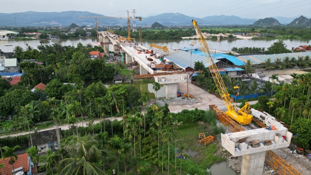 Tiến độ b&ecirc;n bờ thị x&atilde; Đ&ocirc;ng Triều bị chậm hơn 4 th&aacute;ng so với kế hoạch. Ảnh: Tiến Bảo