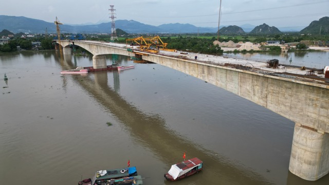 Cầu Lại Xu&acirc;n nối TP Hải Ph&ograve;ng với thị x&atilde; Đ&ocirc;ng Triều, Quảng Ninh. Ảnh: Tiến Bảo