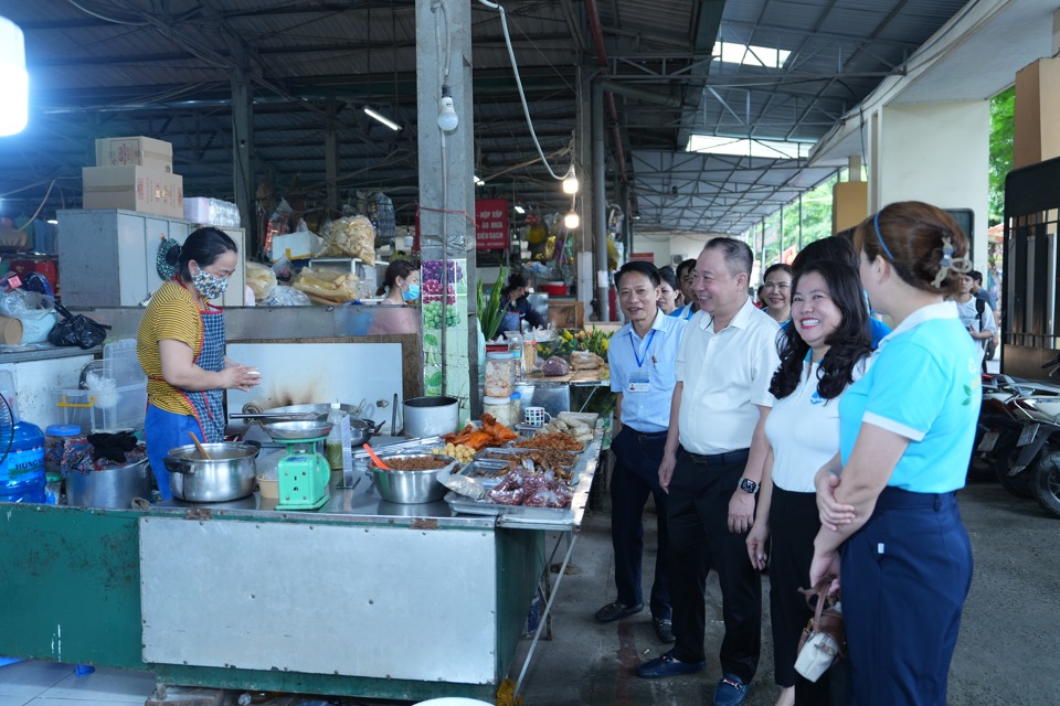 C&aacute;c đại biểu tham quan m&ocirc;&nbsp; h&igrave;nh "Chợ văn minh an to&agrave;n hiệu quả" tại chợ Tứ Li&ecirc;n.