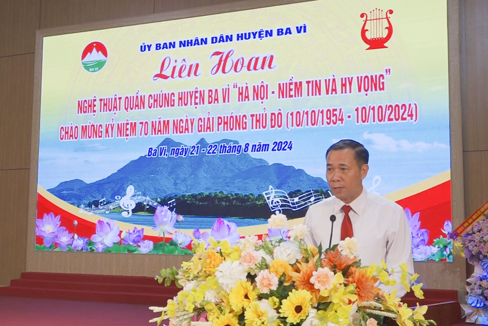 Gi&aacute;m đốc Trung t&acirc;m Văn h&oacute;a - Th&ocirc;ng tin v&agrave; Thể thao huyện Ba V&igrave; Nguyễn Việt Giao ph&aacute;t biểu khai mạc.