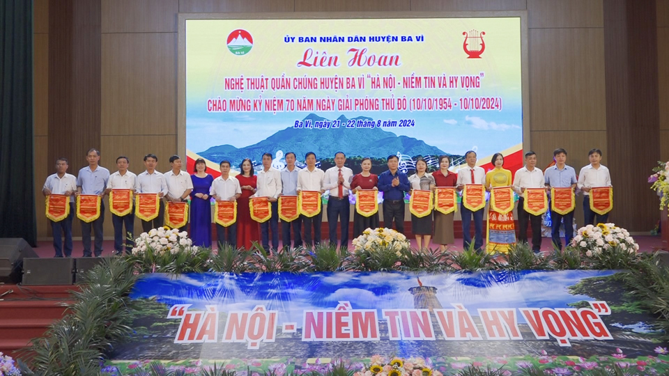 Đại diện Ban Tổ chức tặng cờ lưu niệm cho c&aacute;c đơn vị tham gia&nbsp;Li&ecirc;n hoan nghệ thuật quần ch&uacute;ng huyện Ba V&igrave; năm 2024.