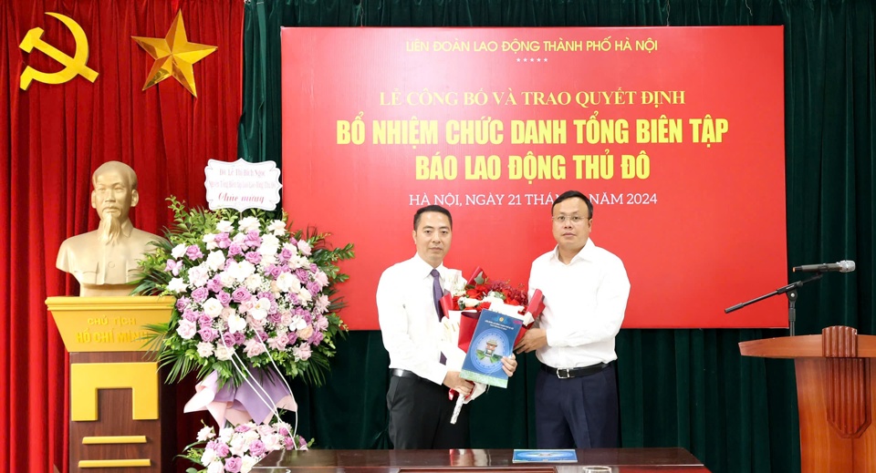 &Ocirc;ng Phạm Quang Thanh - Chủ tịch LĐLĐ TP H&agrave; Nội trao quyết định bổ nhiệm v&agrave; tặng hoa ch&uacute;c mừng t&acirc;n Tổng Bi&ecirc;n tập B&aacute;o Lao động Thủ đ&ocirc; Nguyễn Văn B&igrave;nh.