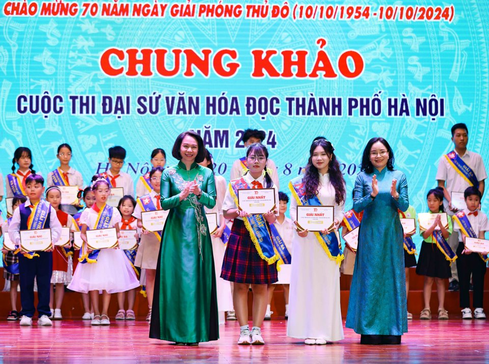 Ph&oacute; Chủ tịch UBND TP H&agrave; Nội Vũ Thu H&agrave;, Thứ trưởng Bộ VHTT&amp;DL Trịnh Thị Thủy trao giải Nhất Đại sứ văn ho&aacute; đọc H&agrave; Nội năm 2024. Ảnh: Lại Tấn