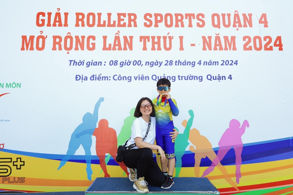 Năm 2024, Ngọc Lan đồng h&agrave;nh c&ugrave;ng con trai tham gia c&aacute;c giải đấu thể thao nhằm gi&uacute;p con c&oacute; điều kiện ph&aacute;t triển vượt trội về sức khỏe v&agrave; nu&ocirc;i dưỡng niềm đam m&ecirc;. Ảnh: N.L