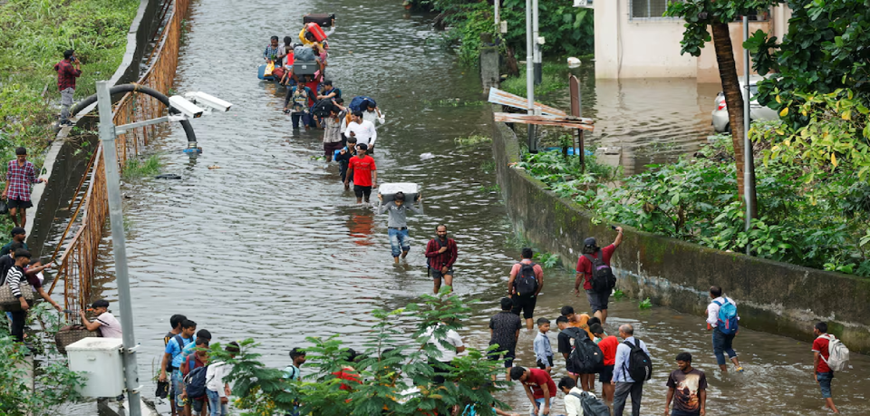 TP Mumbai bị ngập lụt v&agrave;o ng&agrave;y 8/7/2024. Ảnh: Reuters