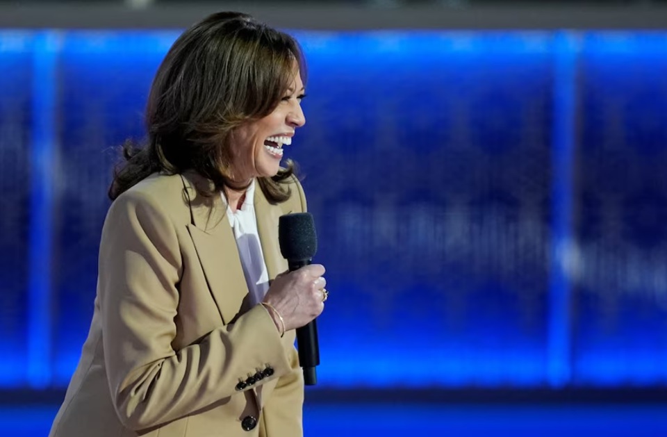 Ứng cử vi&ecirc;n tổng thống đảng D&acirc;n chủ - Ph&oacute; Tổng thống Mỹ Kamala Harris ph&aacute;t biểu tr&ecirc;n s&acirc;n khấu trong Ng&agrave;y thứ nhất của Đại hội to&agrave;n quốc đảng D&acirc;n chủ (DNC) tại Trung t&acirc;m United, ở Chicago, Illinois, Mỹ, ng&agrave;y 19/8/2024. Ảnh: Reuters