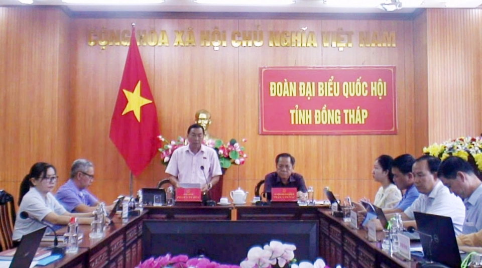 Đại biểu Phạm Văn H&ograve;a n&ecirc;u vấn đề chất vấn tại điểm cầu Đồng Th&aacute;p. Ảnh: Quochoi.vn