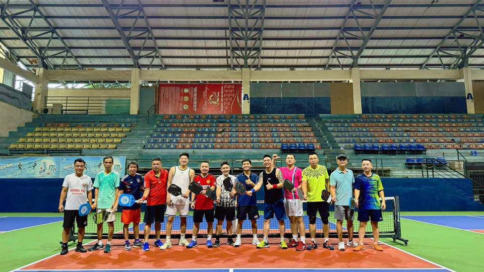 CLB Pickleball VTS68 được th&agrave;nh lập bởi c&aacute;c th&agrave;nh vi&ecirc;n c&oacute; xuất th&acirc;n từ bộ m&ocirc;n tennis. Ảnh: Cẩm T&uacute;