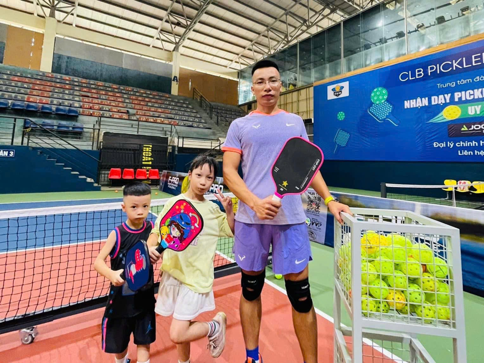 M&ocirc;n thể thao pickleball thu h&uacute;t người chơi ở mọi lứa tuổi. Ảnh: Cẩm T&uacute;