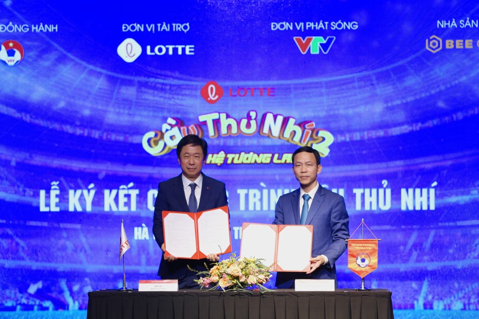 &Ocirc;ng Lee Kap - Gi&aacute;m đốc Truyền th&ocirc;ng Tập đo&agrave;n LOTTE v&agrave; &ocirc;ng Nguyễn Minh Ch&acirc;u - Ph&oacute; Tổng thư k&yacute; LĐBĐ Việt Nam k&yacute; kết hợp t&aacute;c. Ảnh: Duy Kh&aacute;nh