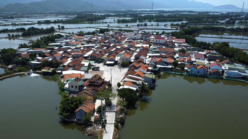 Hiện c&oacute; nhiều doanh nghiệp đang nghi&ecirc;n cứu để ph&aacute;t triển m&ocirc; h&igrave;nh du lịch sinh th&aacute;i tại l&agrave;ng H&agrave; Li&ecirc;n. M&ocirc; h&igrave;nh n&agrave;y ph&ugrave; hợp với nh&oacute;m kh&aacute;ch th&iacute;ch kh&aacute;m ph&aacute; đời sống người d&acirc;n bản địa v&agrave; trải nghiệm như ch&egrave;o thuyền ra đầm Nha Phu bắt t&ocirc;m, cua, c&acirc;u c&aacute;...&nbsp;