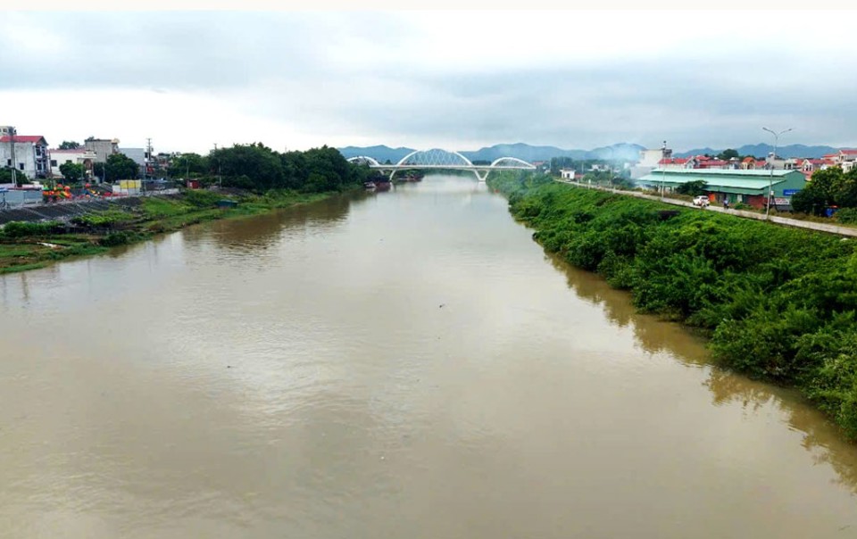 Nước tr&ecirc;n s&ocirc;ng Thương đang d&acirc;ng cao. Ảnh chụp s&aacute;ng 21/8.