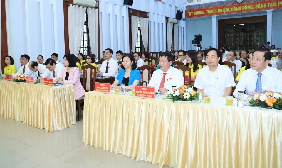 Ph&oacute; B&iacute; thư Thường trực Th&agrave;nh ủy H&agrave; Nội Nguyễn Thị Tuyến c&ugrave;ng c&aacute;c đại biểu tại kỳ họp.