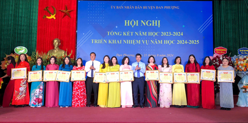 B&iacute; thư Huyện ủy Đan Phượng Trần Đức Hải v&agrave;&nbsp;Ph&oacute; Gi&aacute;m đốc Sở GD&amp;ĐT H&agrave; Nội Phạm Quốc Toản trao khen thưởng.