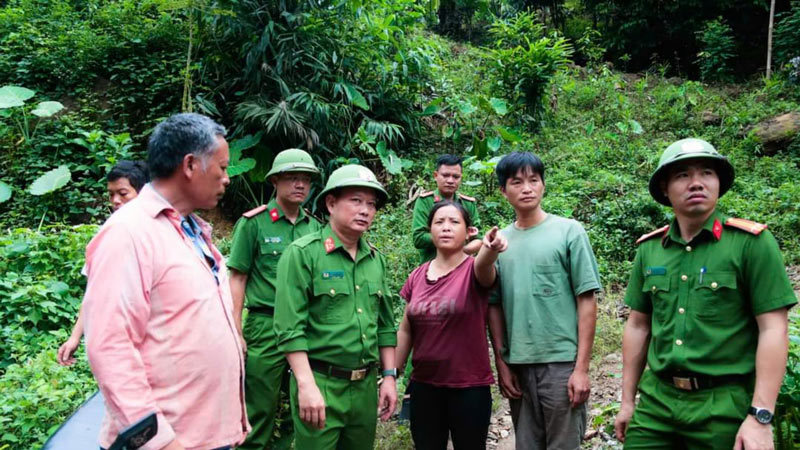 C&ocirc;ng an huyện Văn Y&ecirc;n phối hợp t&igrave;m kiếm ch&aacute;u nhỏ bị mất t&iacute;ch. Ảnh: Người d&acirc;n cung cấp