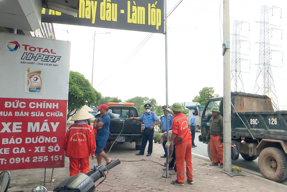 C&aacute;c lực lượng chức năng Thường T&iacute;n cương quyết xử l&yacute; vi phạm tại h&agrave;nh lang ATGT s&aacute;ng 21/8