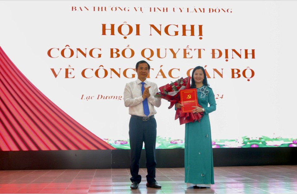 Đồng ch&iacute; Nguyễn Th&aacute;i Học &ndash; Quyền B&iacute; thư Tỉnh ủy L&acirc;m Đồng trao hoa ch&uacute;c mừng t&acirc;n B&iacute; thư Huyện ủy Lạc Dương.