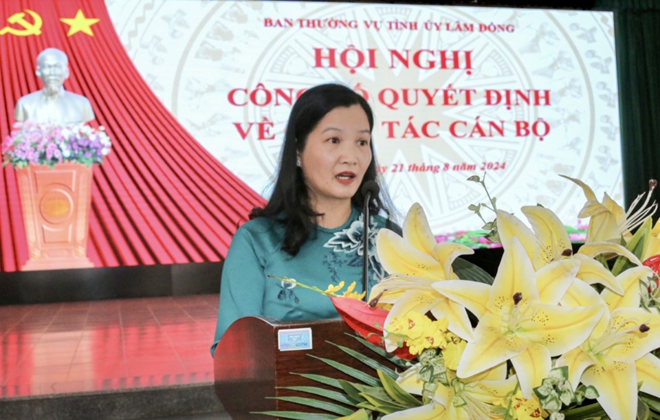 B&agrave; Trần Thị Ch&uacute;c Quỳnh &ndash; Tỉnh ủy vi&ecirc;n, B&iacute; thư Huyện ủy Lạc Dương ph&aacute;t biểu nhận nhiệm vụ mới.