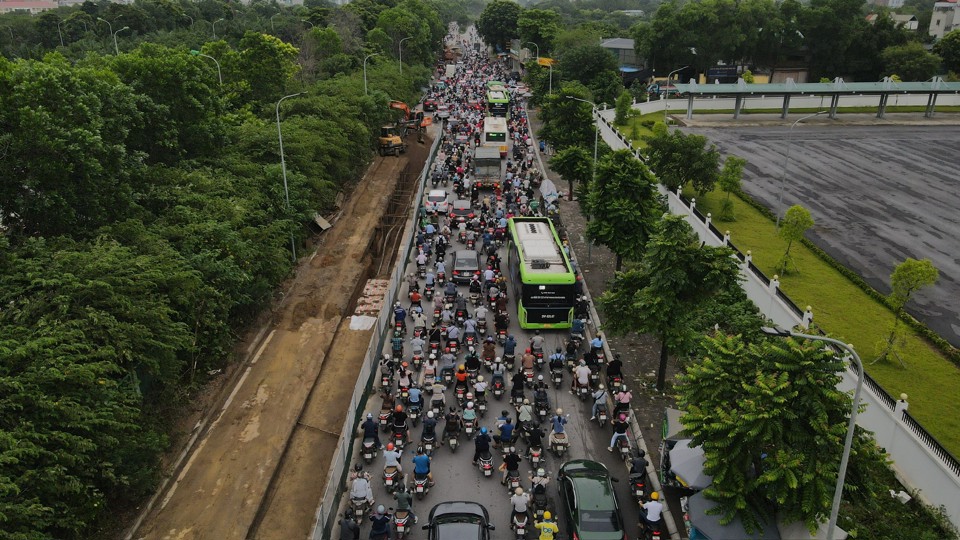 Theo giấy ph&eacute;p, đơn vị thi c&ocirc;ng chỉ được thực hiện dự &aacute;n 50 m&eacute;t một nhưng dự &aacute;n thi c&ocirc;ng k&eacute;o d&agrave;i cả trăm m&eacute;t.