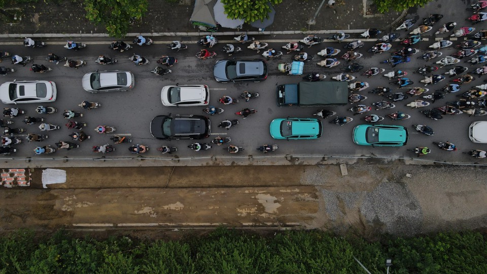 C&aacute;c phương tiện giao th&ocirc;ng chật vật di chuyển qua khu vực dự &aacute;n.