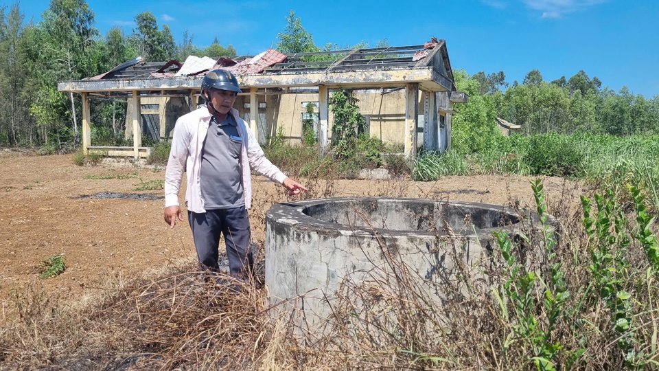 &Ocirc;ng Nguyễn Minh Nghĩa, B&iacute; thư Chi bộ th&ocirc;n Trung Vĩnh (x&atilde; Tịnh H&ograve;a) cho hay, từ khi ho&agrave;n thiện đến nay, kh&ocirc;ng c&oacute; hộ d&acirc;n n&agrave;o chuyển v&agrave;o ở. Nơi n&agrave;y trở th&agrave;nh điểm&nbsp;tập kết r&aacute;c, chăn thả tr&acirc;u b&ograve; của người d&acirc;n địa phương.