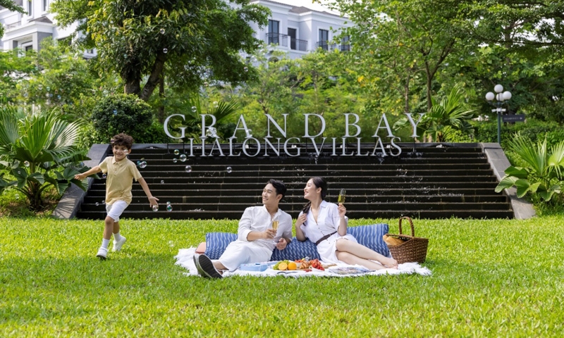 Grand Bay Halong Clubhouse có di&ecirc;̣n tích hơn 5.000m2, đã đi vào v&acirc;̣n hành với h&ecirc;̣ ti&ecirc;̣n ích mang ti&ecirc;u chu&acirc;̉n qu&ocirc;́c t&ecirc;́.