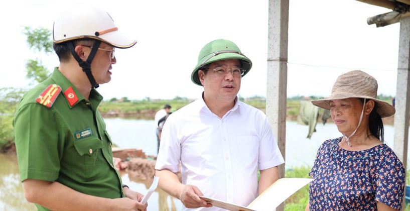 L&atilde;nh đạo UBND huyện v&agrave; C&ocirc;ng an huyện Nghĩa Hưng tuy&ecirc;n truyền chủ trương thu hồi đất với người d&acirc;n khu vực Cồn Xanh. Ảnh: Viết Dư