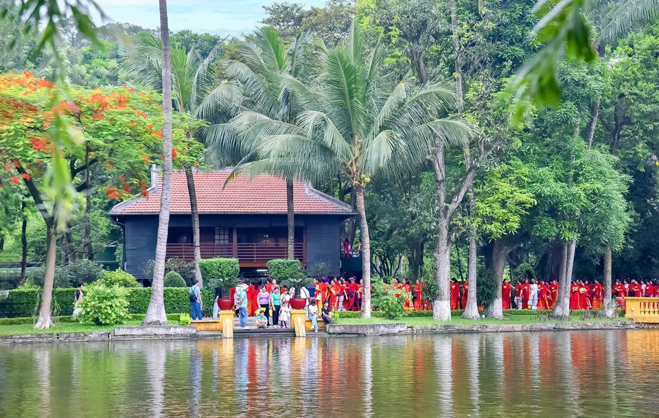 Ao c&aacute; B&aacute;c Hồ l&agrave; một phần Di sản qu&yacute; b&aacute;u nằm trong quần thể Khu Di T&iacute;ch.