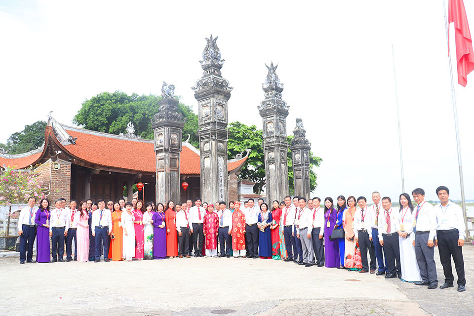 C&aacute;c đại biểu tham quan m&ocirc; h&igrave;nh &ldquo;C&ocirc;ng d&acirc;n số - ứng dụng c&ocirc;ng nghệ chuyển đổi số tuy&ecirc;n truyền, quảng b&aacute; c&aacute;c địa chỉ đỏ, di t&iacute;ch lịch sử - văn h&oacute;a&rdquo; tại di t&iacute;ch lịch sử văn h&oacute;a quốc gia đặc biệt đ&igrave;nh Ch&egrave;m, phường Thụy Phương (quận Bắc Từ Li&ecirc;m).