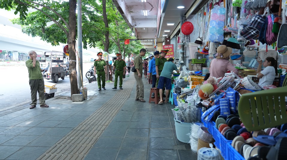 Tổ d&acirc;n phố, cảnh s&aacute;t khu vực, bộ phận chuy&ecirc;n m&ocirc;n, ban bảo vệ d&acirc;n phố,&hellip; phối hợp chặt chẽ trong việc xử l&yacute;, duy tr&igrave; văn minh trật tự.