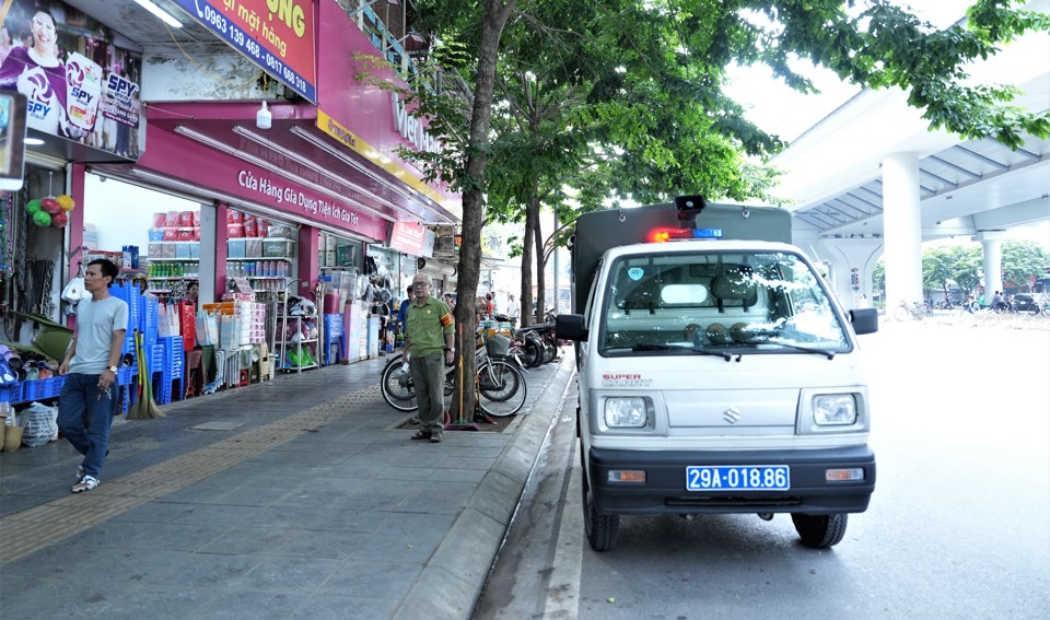 C&aacute;c h&agrave;ng qu&aacute;n, hộ kinh doanh nghi&ecirc;m chỉnh chấp h&agrave;nh trật tự đ&ocirc; thị tr&ecirc;n phố&nbsp; Đại La.