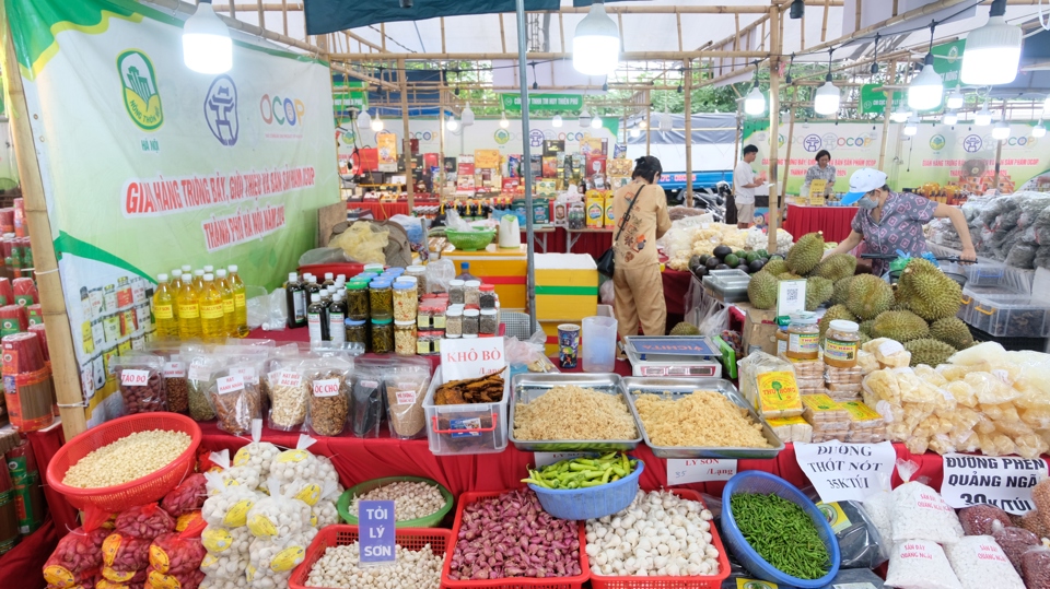 Đ&acirc;y cũng l&agrave; cơ hội gi&uacute;p c&aacute;c chủ thể, doanh nghiệp v&agrave; cộng đồng trao đổi kinh nghiệm trong tổ chức sản xuất, x&acirc;y dựng thương hiệu v&agrave; t&igrave;m đầu ra cho sản phẩm; trao đổi kinh nghiệm về chuyển đổi số, tiếp cận với c&ocirc;ng nghệ ti&ecirc;n tiến v&agrave; tiến bộ kỹ thuật mới g&oacute;p phần n&acirc;ng cao gi&aacute; trị gia tăng cho sản phẩm v&agrave; ph&aacute;t triển chuỗi gi&aacute; trị n&ocirc;ng sản bền vững&hellip;