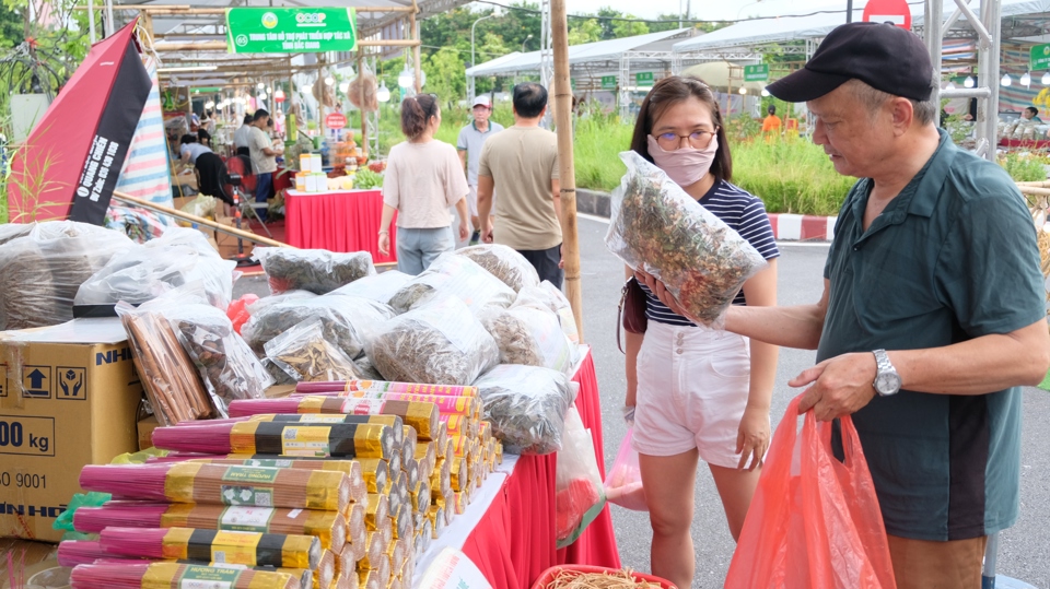 Sự kiện được tổ chức đến ng&agrave;y 25/8/2024, quy tụ tr&ecirc;n 100 gian h&agrave;ng với hơn 1.000 sản phẩm OCOP, sản phẩm l&agrave;ng nghề v&agrave; n&ocirc;ng sản, thực phẩm an to&agrave;n đến từ H&agrave; Nội v&agrave; 37 tỉnh th&agrave;nh kh&aacute;c của cả nước.