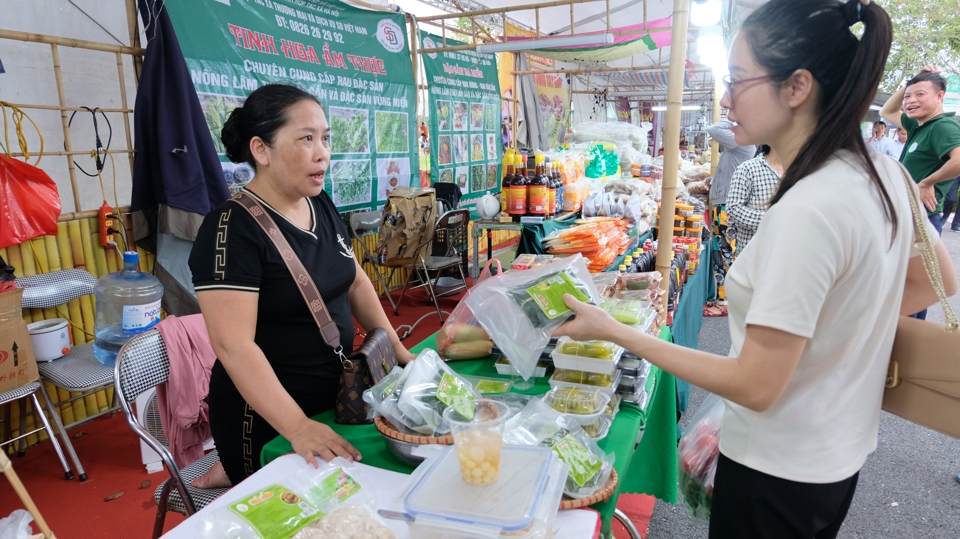 Ghi nhận cho thấy, từ chiều tối 22/8, đ&atilde; c&oacute; rất đ&ocirc;ng du kh&aacute;ch v&agrave; người d&acirc;n đến tham quan, mua sắm tại Sự kiện. Người d&acirc;n y&ecirc;n t&acirc;m khi n&ocirc;ng sản, thực phẩm đều c&oacute; truy xuất nguồn gốc, xuất xứ r&otilde; r&agrave;ng.