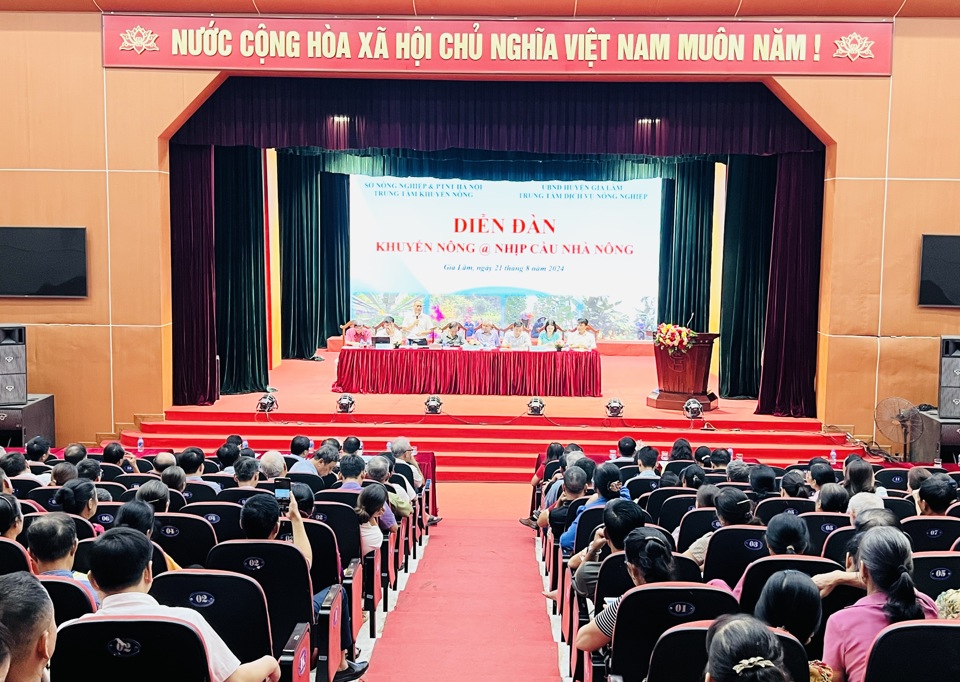 Quang cảnh diễn đ&agrave;n Nhịp cầu nh&agrave; n&ocirc;ng tại huyện Gia L&acirc;m. Ảnh: &Aacute;nh Ngọc&nbsp;