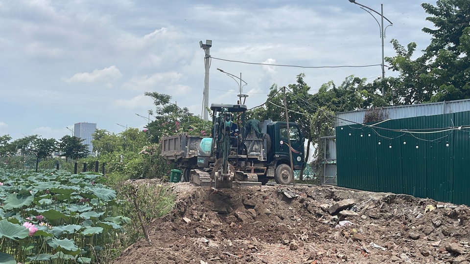 C&aacute;c phương tiện được huy động để kh&ocirc;i phục hiện trạng hồ Đầu Đồng.