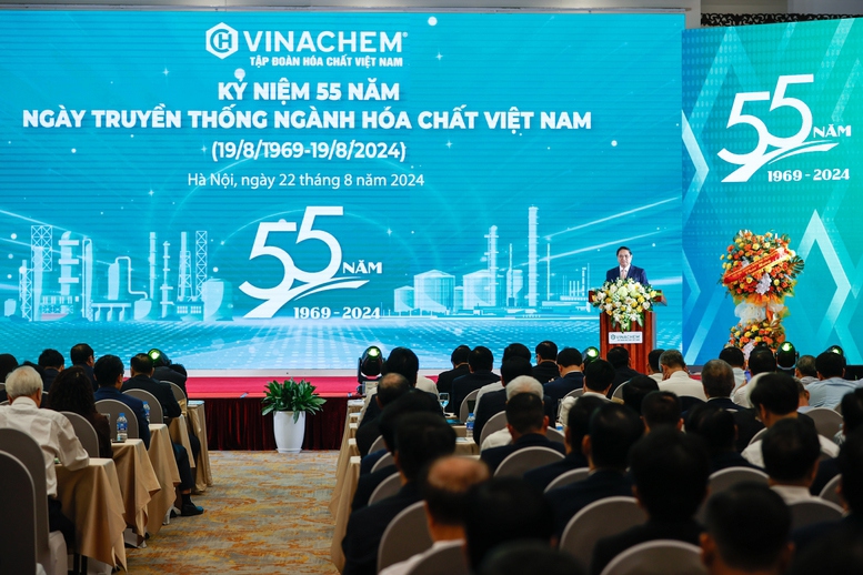 Thủ tướng y&ecirc;u cầu Vinachem tiếp tục quyết liệt hơn trong t&aacute;i cấu tr&uacute;c quản trị, đẩy mạnh chuyển đổi số; t&aacute;i cấu tr&uacute;c, huy động v&agrave; sử dụng hiệu quả c&aacute;c nguồn lực; đa dạng h&oacute;a thị trường, sản phẩm, chuỗi cung ứng; tham gia c&aacute;c chuỗi li&ecirc;n kết, chuỗi gi&aacute; trị trong nước v&agrave; to&agrave;n cầu...