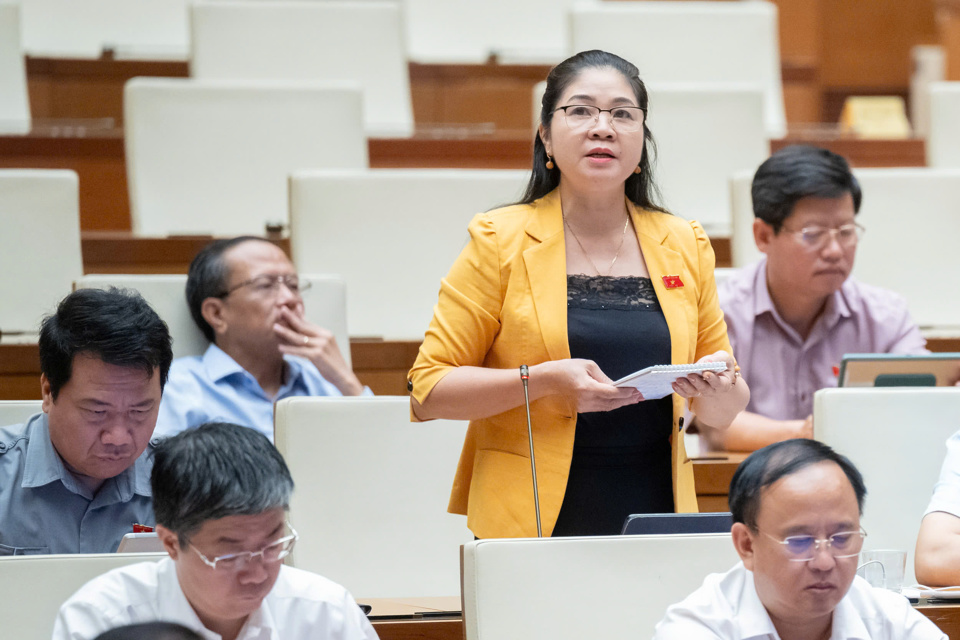 Đại biểu Leo Thị Lịch (Đo&agrave;n đại biểu Quốc hội tỉnh Bắc Giang) đề nghị th&ocirc;ng tin về kết quả thu h&uacute;t sinh vi&ecirc;n xuất sắc của cấp Trung ương v&agrave; c&aacute;c địa phương. Ảnh: Quochoi.vn