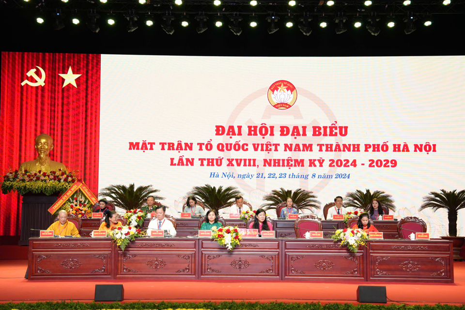 Đo&agrave;n Chủ tịch Đại hội đại biểu Mặt trận Tổ quốc Việt Nam TP H&agrave; Nội lần thứ XVIII trong Phi&ecirc;n l&agrave;m việc thứ nhất