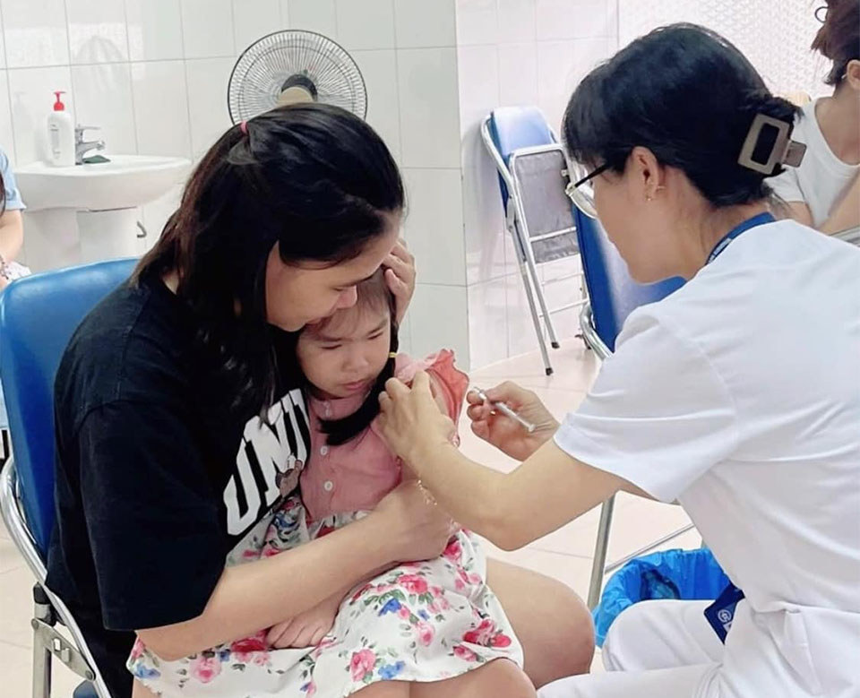 Người d&acirc;n đưa trẻ đi ti&ecirc;m ph&ograve;ng vaccine tại&nbsp;Ph&ograve;ng ti&ecirc;m chủng Trung t&acirc;m Kiểm so&aacute;t Bệnh tật H&agrave; Nội.