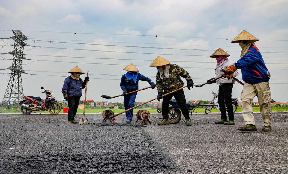 Việc thảm nhựa mặt đường l&agrave; dấu mốc quan trọng trong việc thực hiện dự &aacute;n.&nbsp;