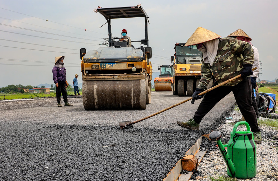 Mỗi tổ thảm nhựa đường sẽ c&oacute; 20 c&ocirc;ng nh&acirc;n v&agrave; kỹ sư thực hiện.