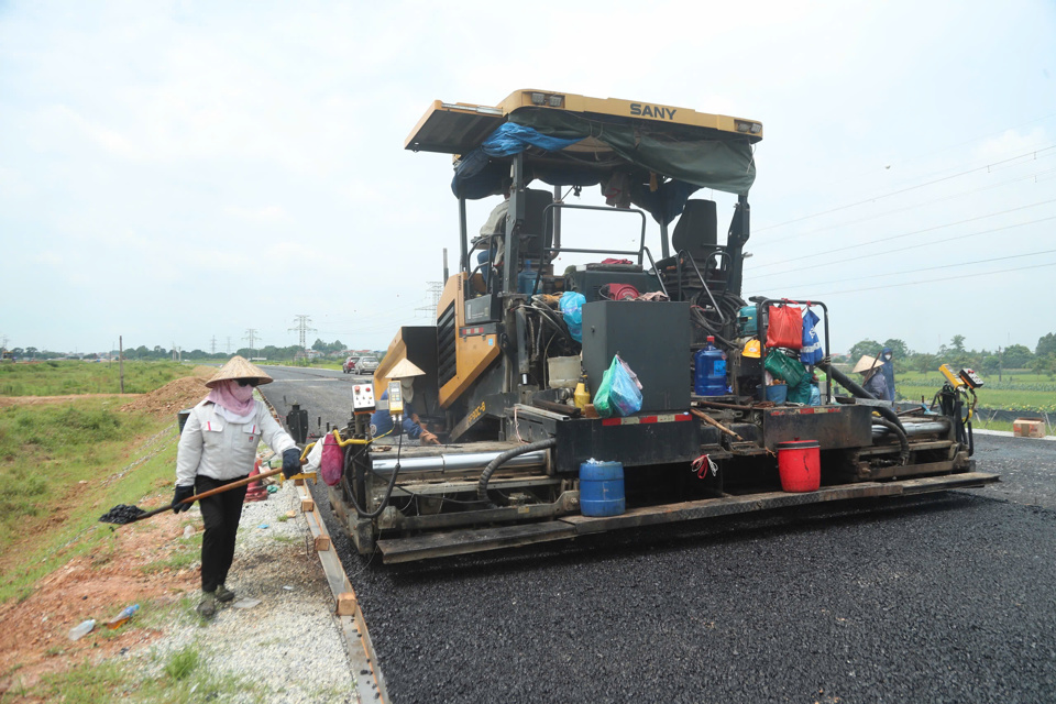 Những ng&agrave;y qua, thời tiết kh&ocirc; r&aacute;o thuận lợi cho việc thảm nhựa mặt đường.