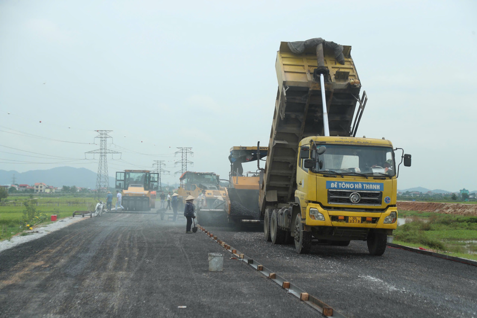 Đơn vị thi c&ocirc;ng đang tiến h&agrave;nh thảm nhựa những km đầu ti&ecirc;n của dự &aacute;n.