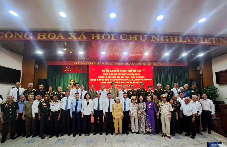 L&atilde;nh đạo Th&agrave;nh phố H&agrave; Nội v&agrave; Th&agrave;nh phố Hồ Ch&iacute; Minh chụp ảnh lưu niệm c&ugrave;ng đại diện người c&oacute; c&ocirc;ng ti&ecirc;u biểu